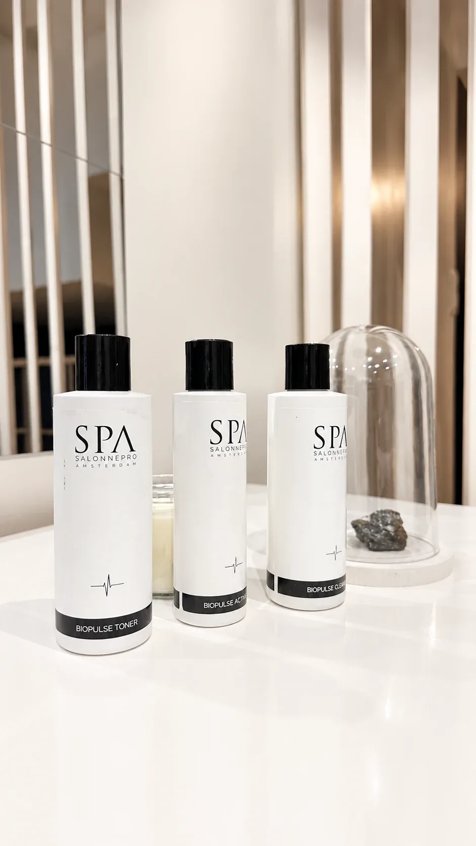 Produits SPA Salonnepro présentés dans l'institut The Beauty Studio