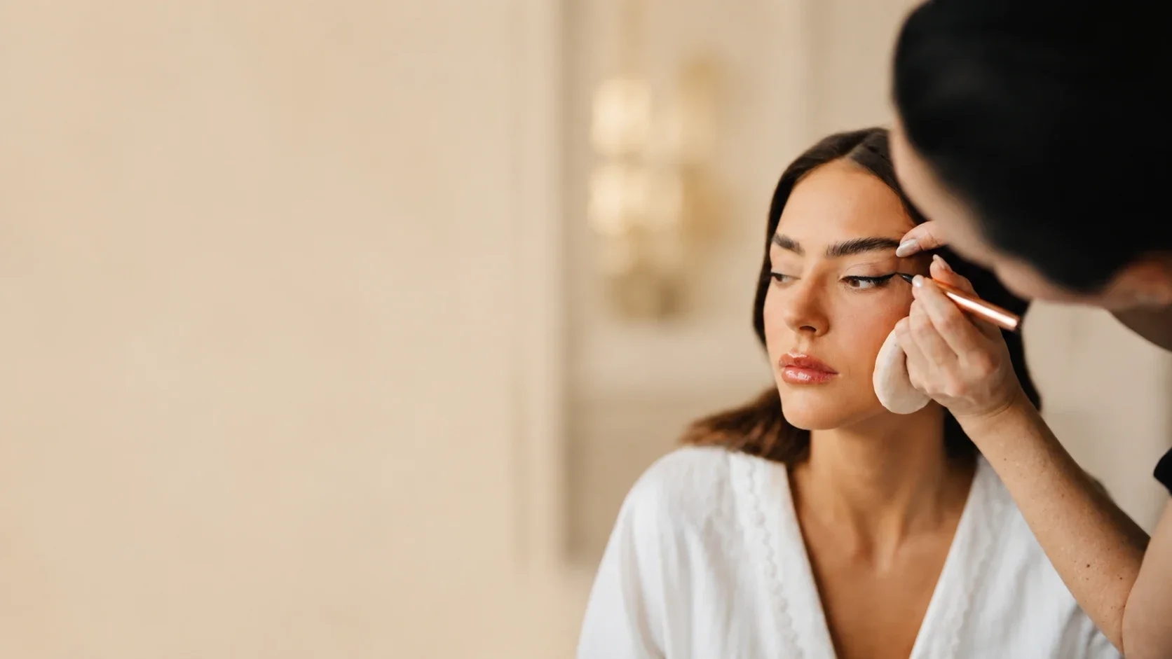 Application d'eyeliner pour la beauté du regard en institut